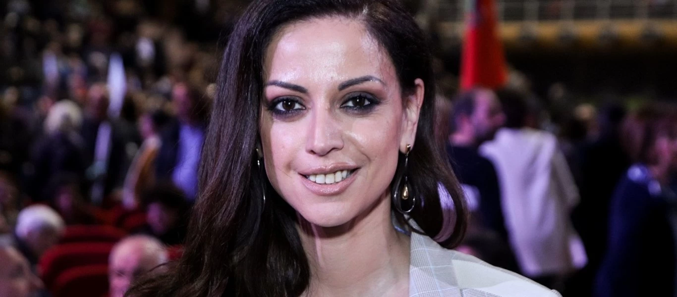 Η Ρ.Χρηστίδου δεν ξεχνά το παρελθόν της - Είναι με διαφορά η κορυφαία βουλευτής στην... κιθάρα (βίντεο)